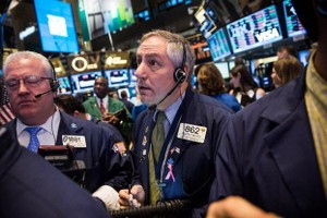 Fed tăng mạnh lãi suất, giới đầu tư ồ ạt bán xả hàng